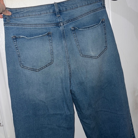 basic straight light wash jeans 🥰 - Picture 4 of 5